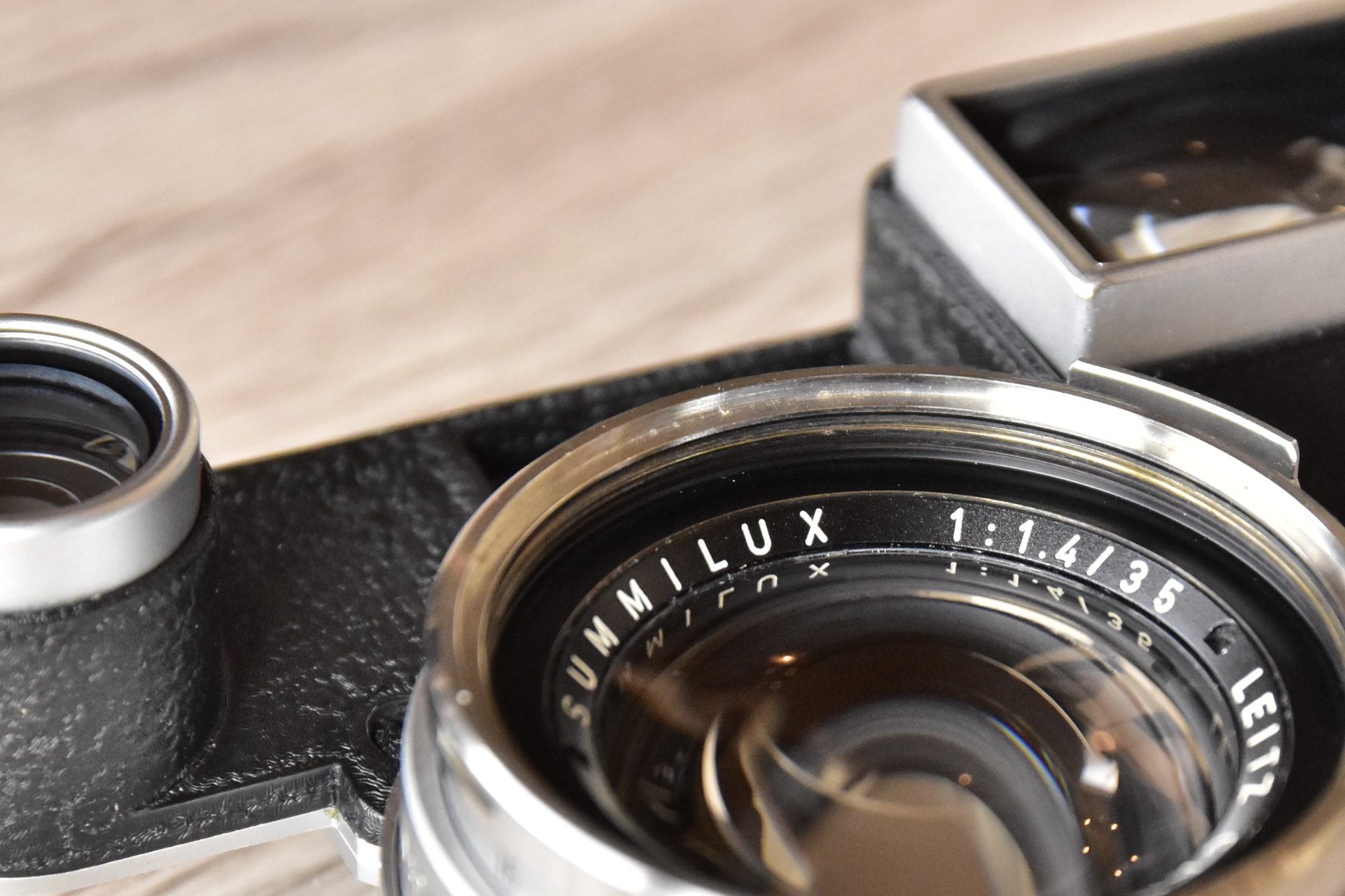 念願のLeica Summilux 35mm 1st(メガネ付き)購入しました！闇の深いレンズアクセサリーも紹介します。 | 前のめりに生きる！