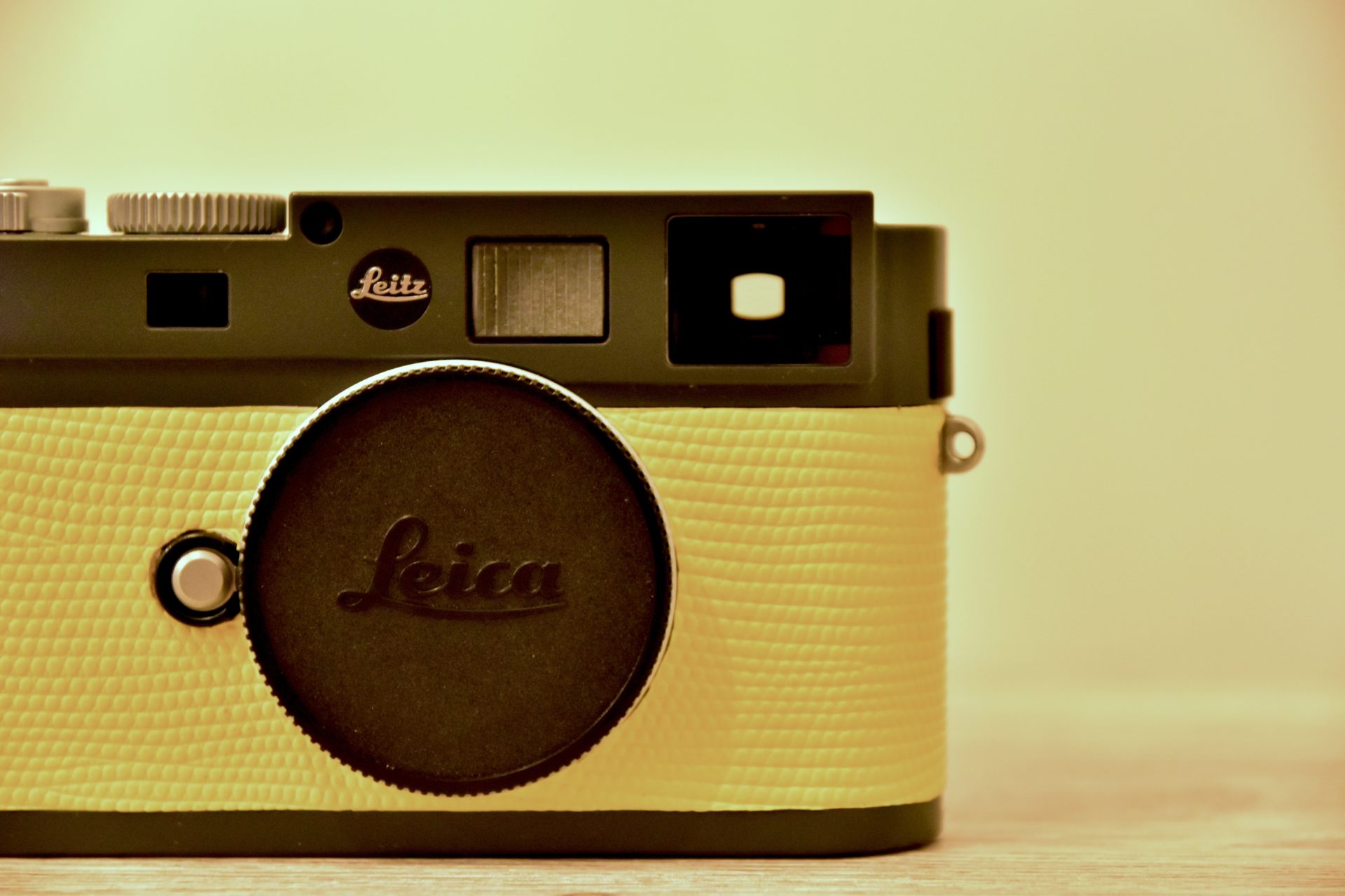 ライカ LEICA オリジナルロゴマーク バッジ 10mm 赤 - デジタルカメラ